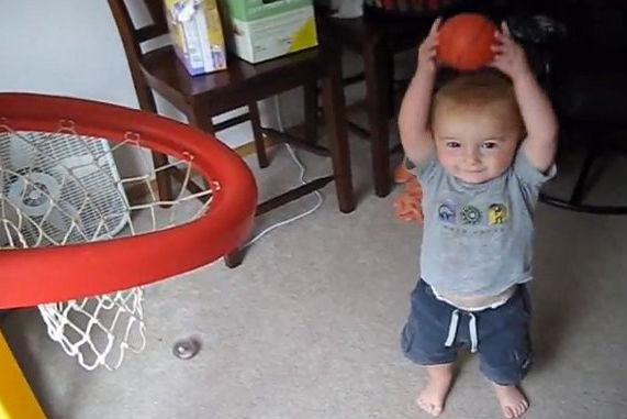 INCREDIBIL! La numai 2 ani, micuţul Titus reuşeşte aruncări ce poate stârni invidia baschetbaliştilor profesionişti (VIDEO) 