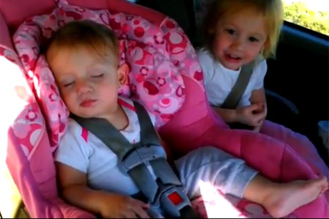 (VIDEO) Cum reacţionează un copilaş adormit la melodia Gangnam Style
