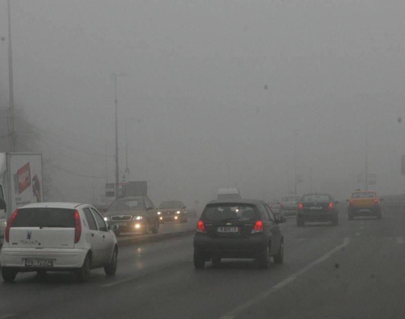 COD GALBEN de ceaţă pentru 15 judeţe şi Bucureşti. Mai sunt afectate drumurile naţionale şi europene aferente, A1, A2 şi A3
