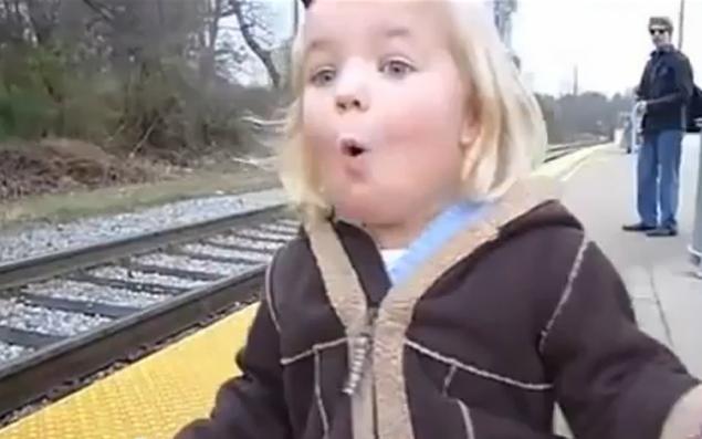 Reacţia ei a cucerit Internetul! Ce face o fetiţă când vede pentru prima oară un tren (VIDEO)