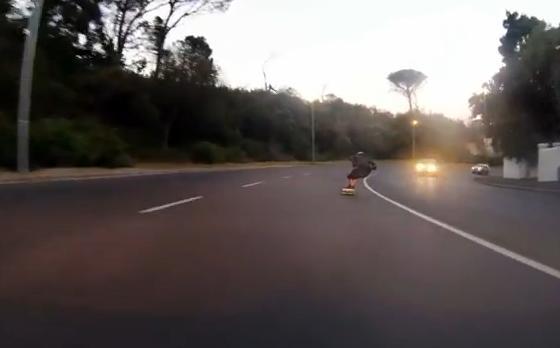 ULUITOR. Un tânăr circula cu o viteză de 100 Km/h PE SKATEBOARD (VIDEO)