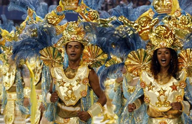 Carnavalul din Sao Paulo a început cu un omagiu adus &quot;divei samba&quot;, cântăreaţa Beth Carvalho