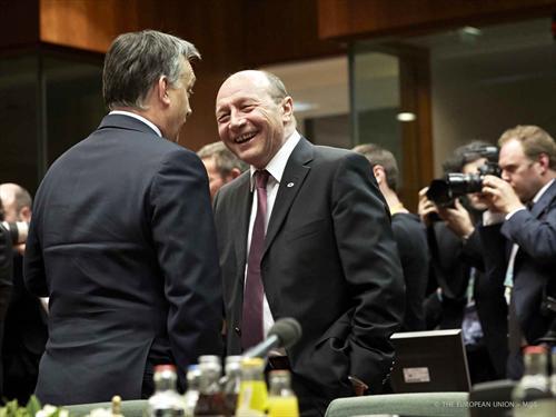 Băsescu, în scandalul steagurilor: „I-am spus lui Orban... ușor, ușor, ușor cu pianul pe scări!”