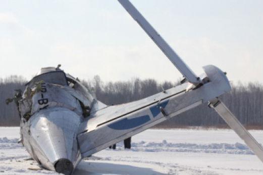 Accident aviatic la Doneţk: 4 oameni au murit şi 12 au fost răniţi după ce avionul în care se aflau a ratat aterizarea 