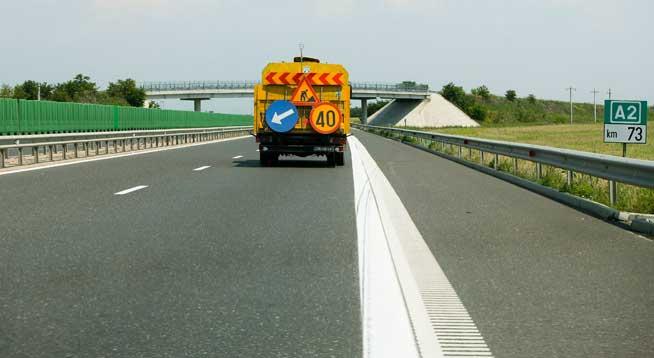 Desene pe asfalt de 45 de milioane de euro. CNADNR se pregăteşte să atribuie un nou contract de marcaje rutiere pentru DN-uri şi autostrăzi