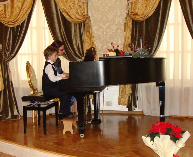 Lecţii de pian la patru mâini oferite adulţilor de interpreţi de cinci ani 