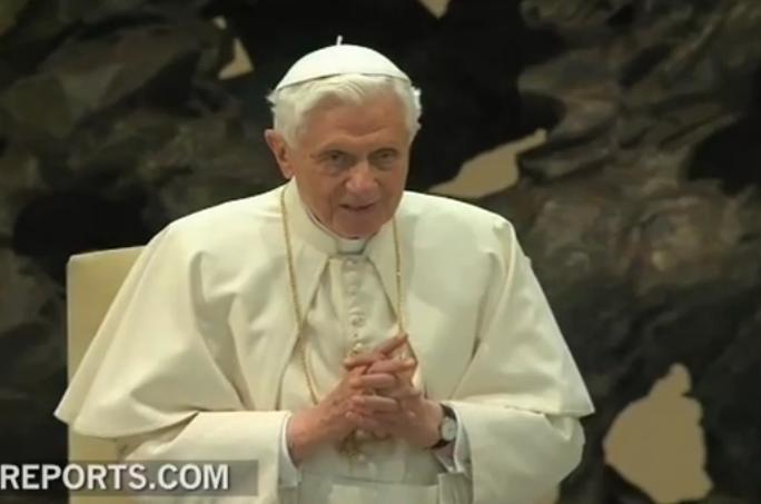 Papa Benedict al XVI-lea, prima apariţie publică după ce şi-a anunţat retragerea. Cum au reacţionat credincioşii (VIDEO)