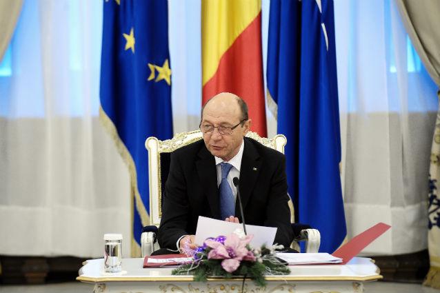 Băsescu spune că PDL are un prezidenţiabil în rândurile sale: &quot;E bărbat, e tânăr, dar nu dau nume&quot; 