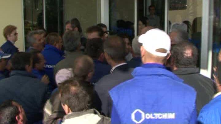 Zeci de angajaţi ai Oltchim protestează în faţa ministerului Economiei. Vosganian: Salariile pentru a doua jumătate a lunii decembrie vor fi plătite joi şi vineri