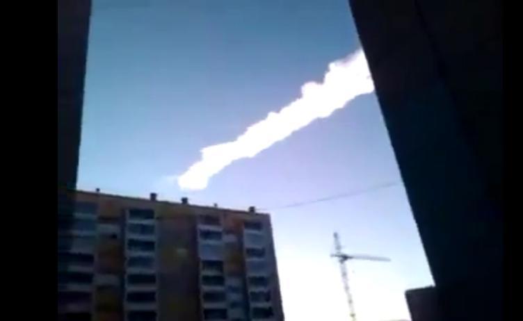 Scene APOCALIPTICE în Rusia, după ce un meteorit s-a dezintegrat în atmosferă. Vezi imagini spectaculoase surprinse de martorii fenomenului  (VIDEO)