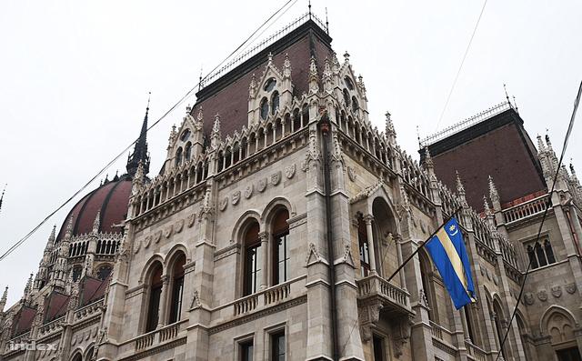 Steagul secuiesc este arborat pe clădirea Parlamentului Ungariei. Aurescu: &quot;Avem deja informaţii că a fost amplasat din dispoziţia conducerii Parlamentului&quot;