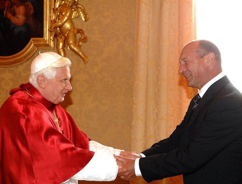 Traian Băsescu, în vizită oficială la Vatican. Preşedintele se întâlneşte cu Papa Benedict al XVI-lea 