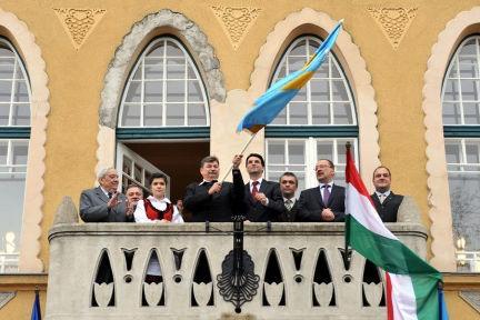 Ministrul de Externe al Ungariei propune discuţii cu omologul român pe tema drapelului secuiesc