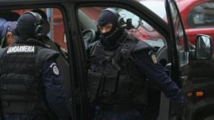 Acţiune de amploare a Poliţiei în şapte judeţe şi Bucureşti: Sute de percheziţii au loc la hoţii de combustibili. 5 poliţişti, complici ai infractorilor