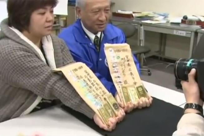 (VIDEO) Lingouri de aur donate de un binefăcător anonim victimelor trunamiului din Japonia