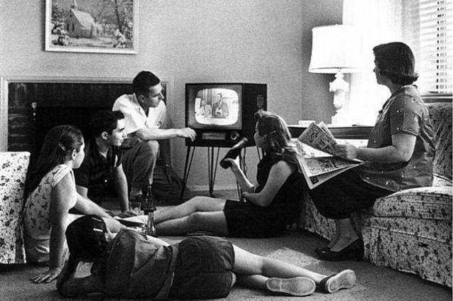 Cum afectează televizorul comportamentul tinerilor. Rezultatele unui studiu care a durat 26 de ani