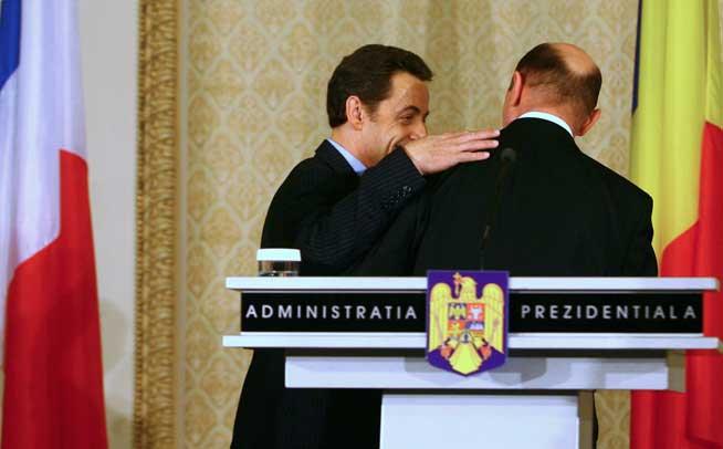 Ponta repară la Paris stricăciunile lui Băsescu de la Bucureşti