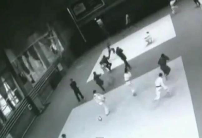 TEROARE în sala de sport. Cum a fost resimţită explozia METEORITULUI de puştii aflaţi la lecţia de karate (VIDEO)