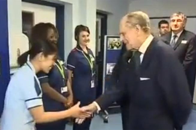 (VIDEO) Ducele de Edinburgh, specialistul în gafe al Palatului Buckingham, a făcut un cometariu rasist în timpul unei vizite oficiale