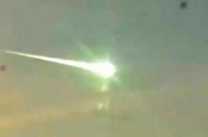 UFOLOG rus: Meteoritul care a explodat deasupra munţilor Urali a fost doborât de un OZN (VIDEO)