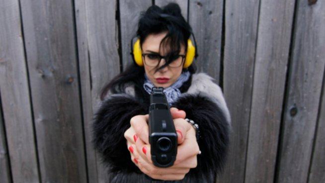 DJ Wanda vrea să fie AGENT SECRET! A învăţat să tragă cu pistolul!