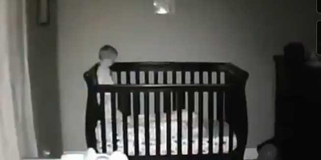 Bebeluşii se distrează, doar după ce şi-au convins părinţii că dorm!