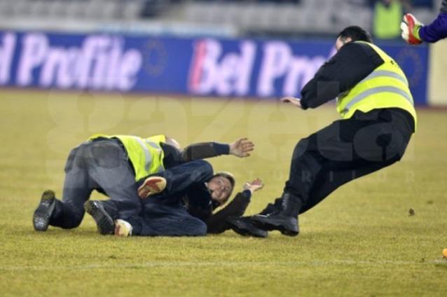 Incidente la meciul Universitatea Cluj - Steaua. Un suporter a intrat pe teren (GALERIE FOTO)