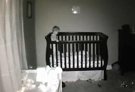 VIDEO HILAR. Ce face un băiețel de un an și jumătate când nu vrea să doarmă