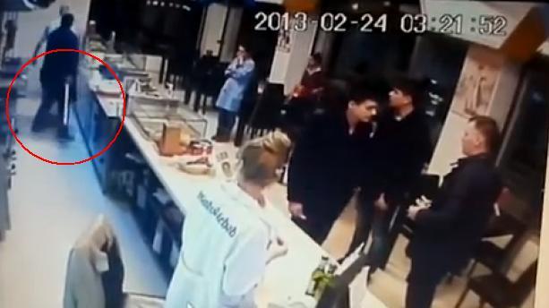 (VIDEO) Interlop înarmat cu o sabie atacă angajaţii unui fast-food din Constanţa