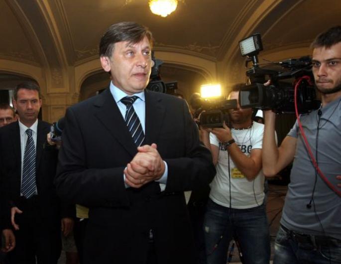 Crin Antonescu: Respectăm decizia CCR, dar parlamentarii nu sunt funcţionari publici
