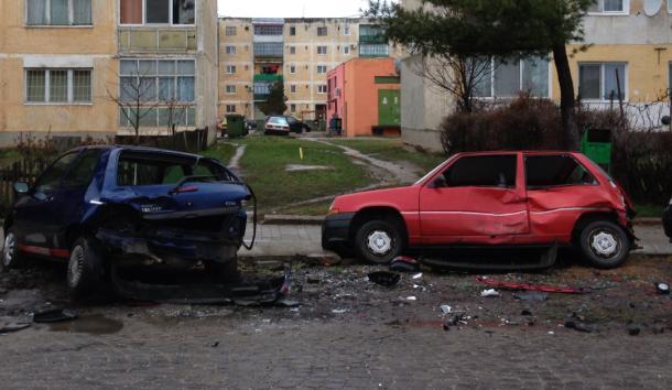 Maşina primarului din Deta, pedelistul Petru Roman, abandonată după ce a provocat un accident în serie