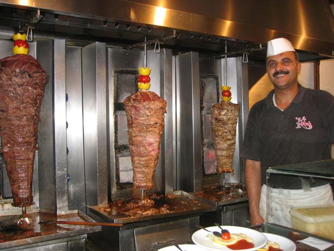 Numai bun pentru musulmani! Kebab cu carne de porc şi de cal, vândut în Occident