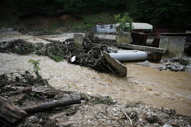 Râul Motru a inundat zeci de hectare