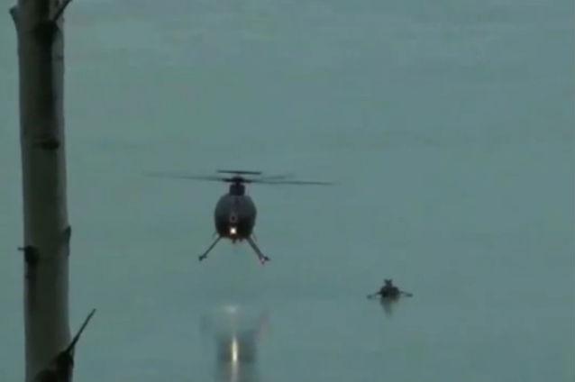 (VIDEO) Salvare originală a unei căprioare rătăcite pe lac. I s-a făcut vânt cu elicopterul pe gheaţă