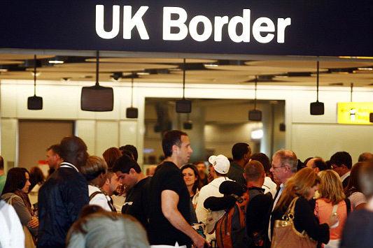 Un sfert de milion de români şi bulgari au emigrat OFICIAL în Marea Britanie în ultimii cinci ani