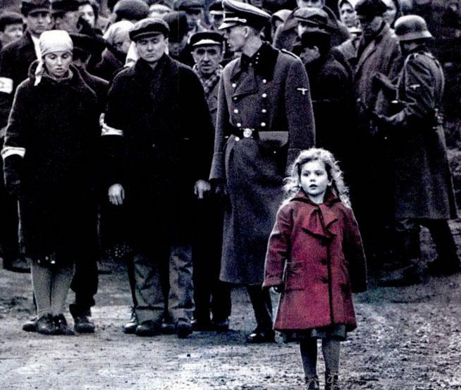 ''Eu sunt fetiţa cu paltonul roşu din Lista lui Schindler''. Dezvăluirile traumatizante ale fetei care a fost forţată să devină imaginea Holocaustului (VIDEO)