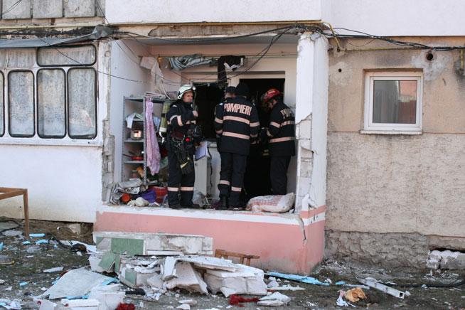 O garsonieră dintr-un bloc din municipiul Suceava a fost distrusă în urma unei explozii şi alte 7 locuinţe au fost avariate