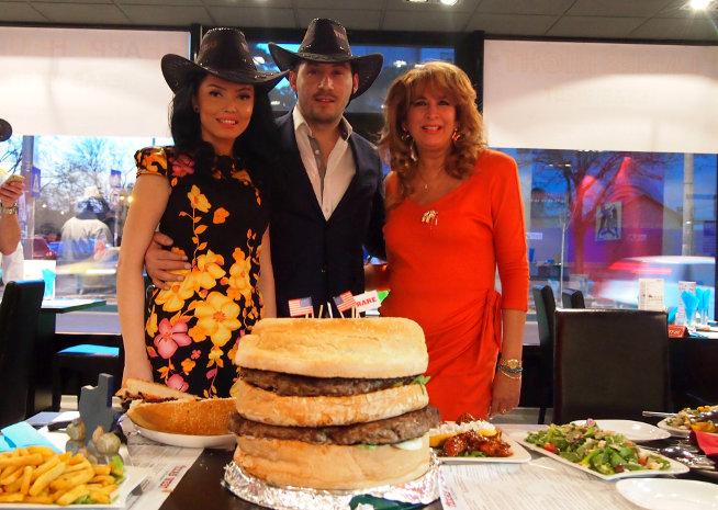 RECORD! Andreea Mantea şi Ştefan Stan au realizat cel mai mare hamburger din Europa!