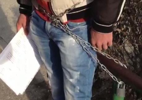 Un tânăr s-a legat cu lanţuri de gardul unei clinici private din Piteşti. Bărbatul acuză un medic că i-a omorât copilul la naştere