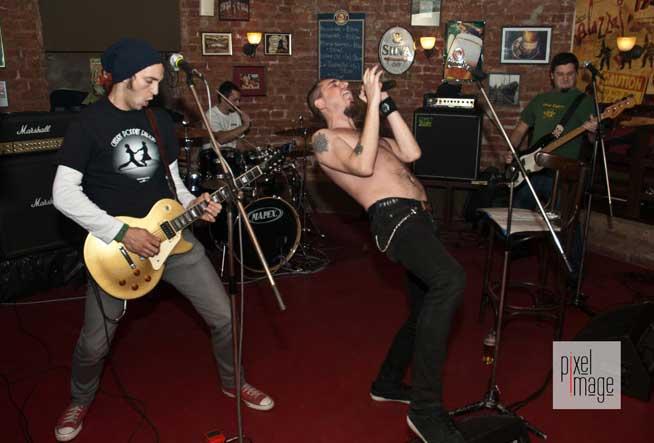 De Ziua Femeii, petrecere punk rock cu Nişte Băieţi 
