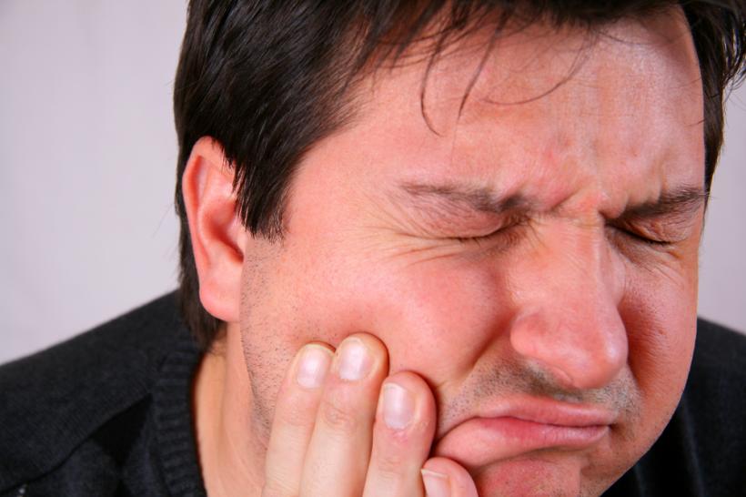 LEACURI BĂBEŞTI pentru durerile de dinţi. Cât de eficiente sunt şi ce spun stomatologii despre ele