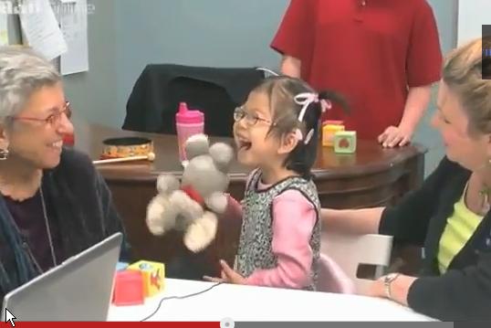 Momentul emoţionant în care o fetiţă surdă aude pentru prima oară vocea mamei (VIDEO)