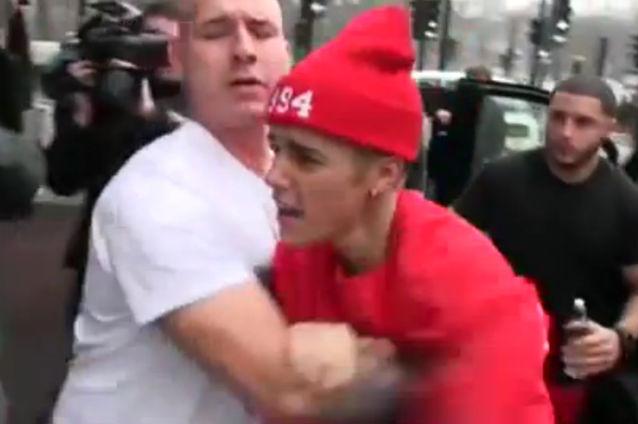 (VIDEO) Schimb de înjurături între Justin Bieber şi un paparazzo