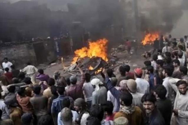 Musulmani furioşi au incendiat 100 de locuinţe creştine în Pakistan