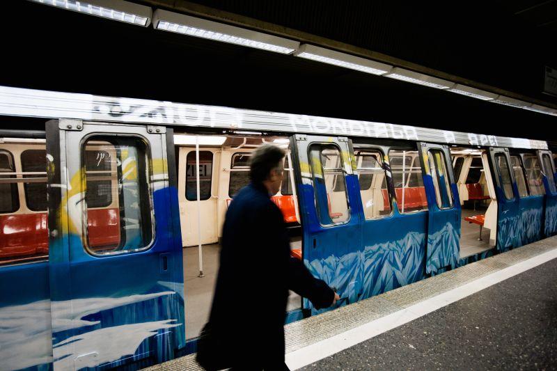 O persoană s-a aruncat în faţa metroului, în staţia Costin Georgian