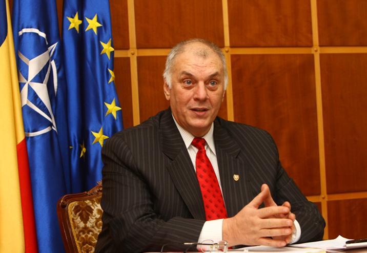 Prefectul de Mureş, sunat de Băsescu: Era îngrijorat că tinerii nu sunt educaţi să respecte simbolurile ţării