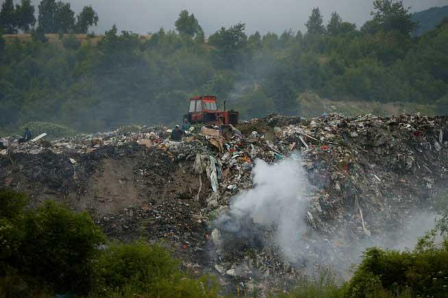 Gropile de gunoi infestează localităţile