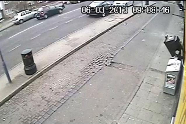 Lovită de o maşină şi un autobuz în câteva secunde. O elevă britanică de 12 ani a SUPRAVIEŢUIT miraculos unui dublu impact (VIDEO)  