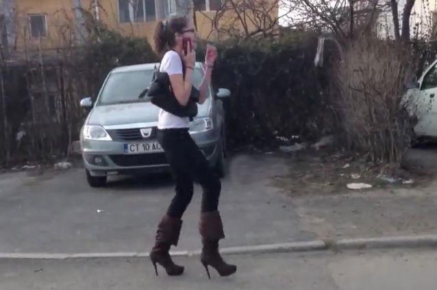 (VIDEO) Românca pe tocuri, acum vedetă internaţională, după ce a fost senzaţie pe Facebook