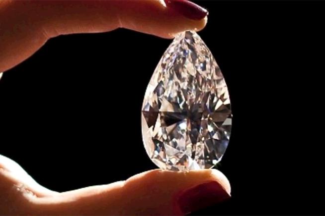 Un diamant &quot;perfect&quot; de 101,73 carate va fi scos la licitaţie